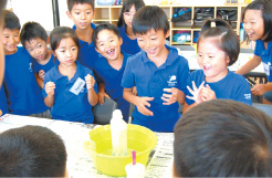 過酸化水素の分解反応を利用した実験に子どもたちも大興奮！